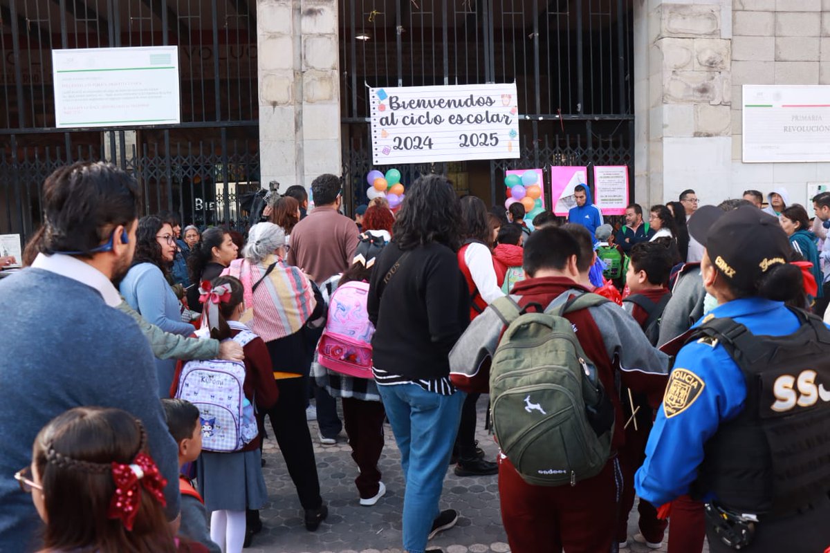 ovaciones's tweet photo. 😊📘 ¡Llegó el regreso a clases! 🚀📚

Tras unas vacaciones de casi mes y medio, los estudiantes listos para comenzar un nuevo ciclo escolar! 😄🎒

📸- Sergio Vázquez/ La Prensa https://t.co/McZA1zkvxk
