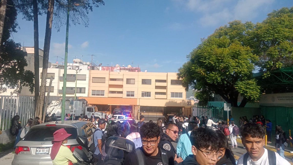BellavistaSat's tweet photo. Primer día de clases y @CdeBachilleres plantel 5 NO TIENE PROTOCOLO de evacuación de alumnos poniendo vulnerables a residentes. @PCTlalne @pciviledomex ante un evento como el de hoy. @Edomex https://t.co/4lrFCkium0
