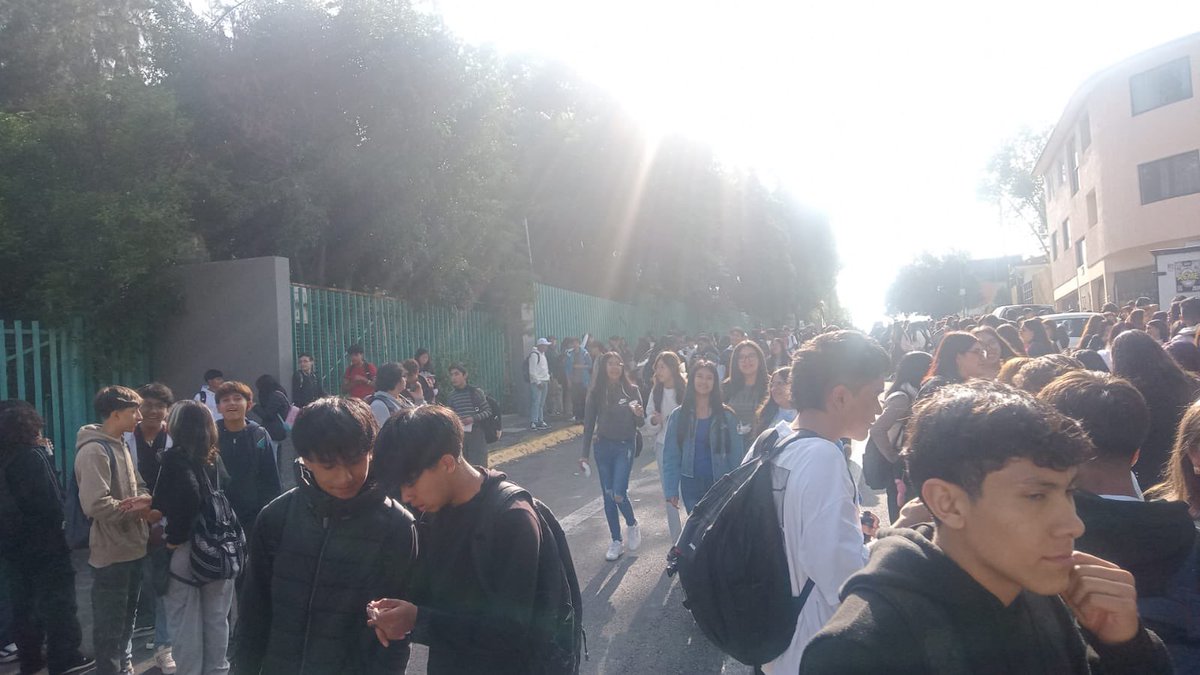 Primer día de clases y <a href="/CdeBachilleres/">ColegiodeBachilleres</a> plantel 5 NO TIENE PROTOCOLO de evacuación de alumnos poniendo vulnerables a residentes. <a href="/PCTlalne/">Dirección Municipal de Protección Civil</a> <a href="/pciviledomex/">Protección Civil del Estado de México</a> ante un evento como el de hoy. <a href="/Edomex/">Gobierno del Estado de México</a>