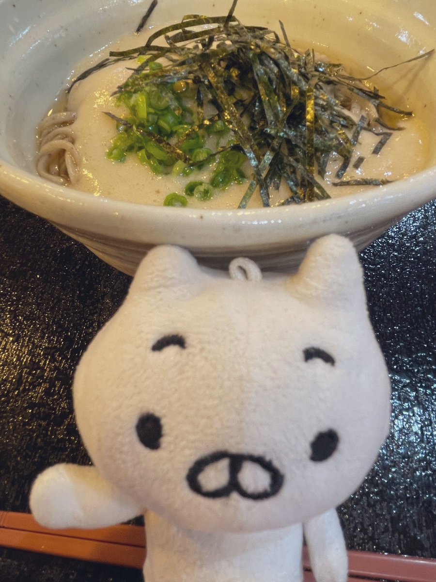 HighSakku's tweet photo. 撮り溜め🆙
静岡県の道の駅掛川へ、とろろ蕎麦を食べに行ったときのお写真。
とても美味しかった🐱

③違和感に気づいて立ち止まってしまった自販機。パッと見🚬に見えるけど実は🍵
チャバコというネーミングとパケオマージュが面白くて実家用に買いましたw https://t.co/z3nmRbIpgw