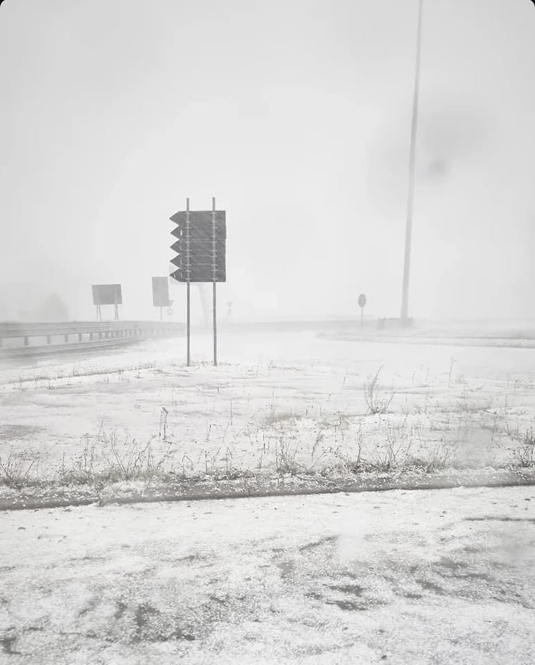 MeteoNatural's tweet photo. Cuneese in veste invernale ❄️ ma è “solamente” un’intensa grandinata‼️

📷 @cmp_centrometeopiemonte 

16:30 del 26/08/24

Seguici su https://t.co/Qn8CGBF0Dg

#naturalmeteo #grandine #cuneese #temporale #reportage #maltempo #natura #weather #Piemonte https://t.co/IIBKNajV2D