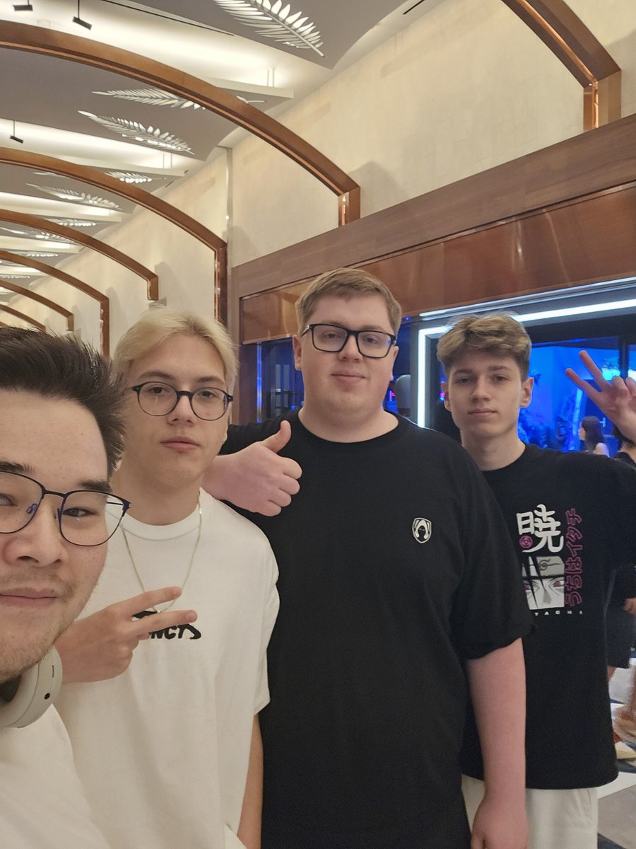 spyrader's tweet photo. Out of the 4 teams that played this weekend I met people from 3 of them and they all lost . Your welcome EDG https://t.co/Q8yaW11RyI