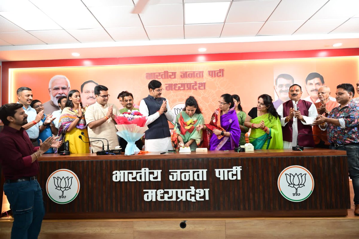 BaggaNeha's tweet photo. आज भाजपा प्रदेश कार्यालय में मध्यप्रदेश मीडिया प्रभारी श्री आशीष अग्रवाल जी द्वारा प्राप्त हुईं स्नेहिल शुभकामनाओं के लिए आभारी हूं।

इस अवसर पर उपस्थित सभी भारतीय जनता पार्टी मध्य प्रदेश मीडिया सेल के पदाधिकारीयों का भी हृदय से आभार। 🙏 https://t.co/dE0ziwQSPd