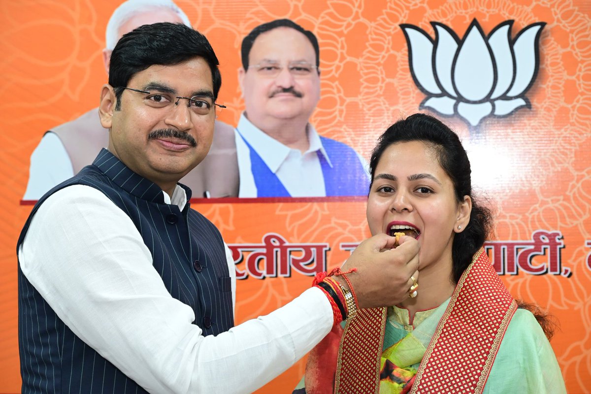 BaggaNeha's tweet photo. आज भाजपा प्रदेश कार्यालय में मध्यप्रदेश मीडिया प्रभारी श्री आशीष अग्रवाल जी द्वारा प्राप्त हुईं स्नेहिल शुभकामनाओं के लिए आभारी हूं।

इस अवसर पर उपस्थित सभी भारतीय जनता पार्टी मध्य प्रदेश मीडिया सेल के पदाधिकारीयों का भी हृदय से आभार। 🙏 https://t.co/dE0ziwQSPd