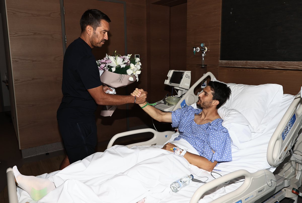 Besiktas's tweet image. Teknik Direktörümüz Giovanni van Bronckhorst ile Futbolcularımızdan Necip Uysal’a Geçmiş Olsun Ziyareti

🔗 bjk.com.tr/tr/haber/89636