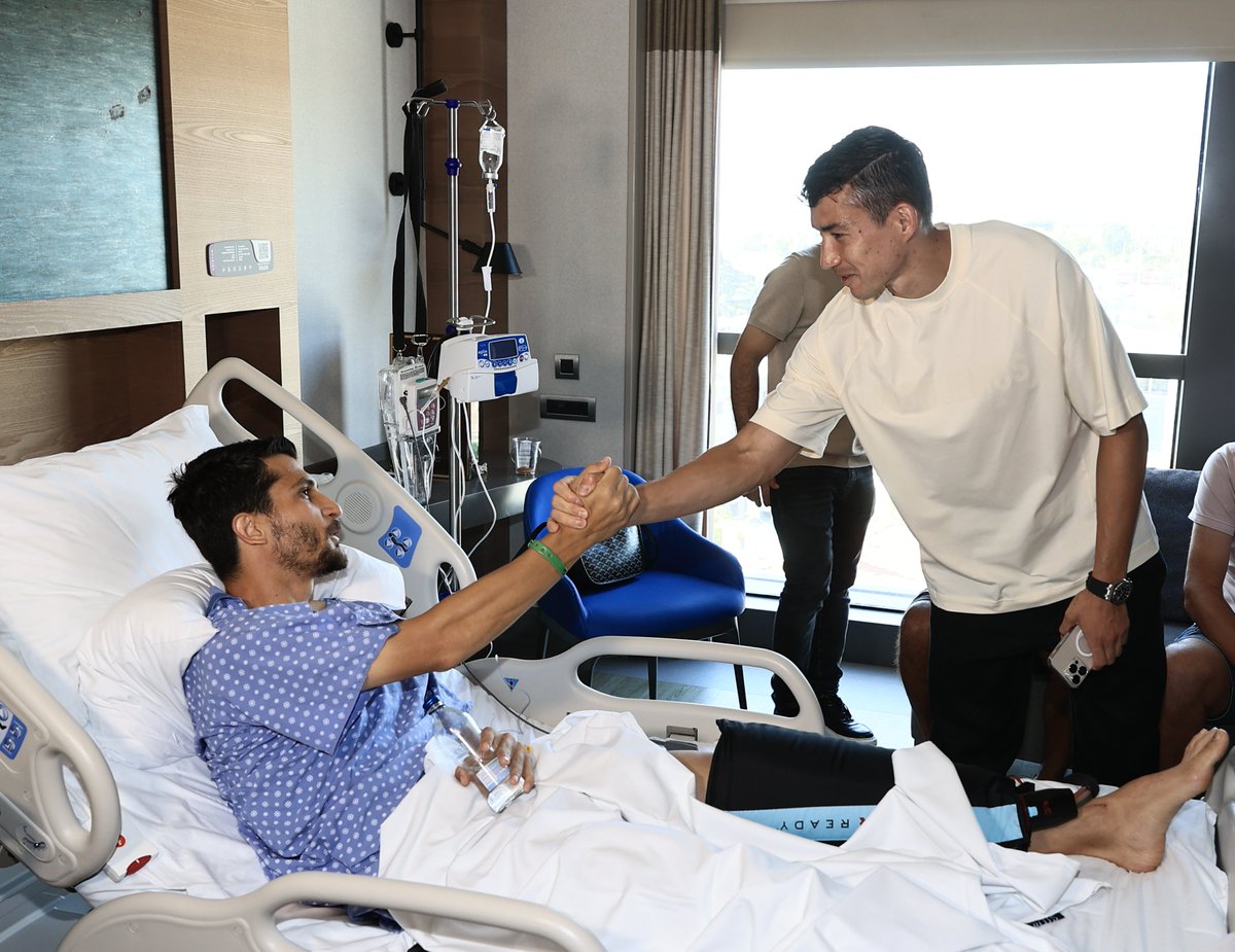 Besiktas's tweet image. Teknik Direktörümüz Giovanni van Bronckhorst ile Futbolcularımızdan Necip Uysal’a Geçmiş Olsun Ziyareti

🔗 bjk.com.tr/tr/haber/89636