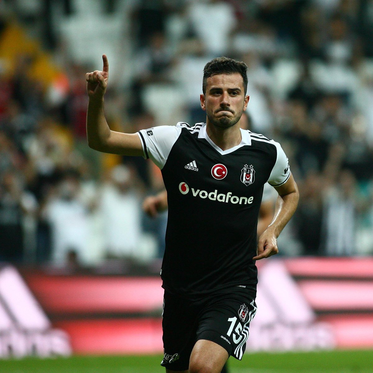 pusholder's tweet photo. Oğuzhan Özyakup, 31 yaşında futbolu bıraktı.

"Bu yaz Süper Lig'den teklif yapan takımlara teşekkür ederim. Ama ben kendimi her zaman Beşiktaşlı Oğuzhan olarak hissettiğim ve her zaman da öyle anılmak istediğim için başka bir kulüpte oynamam mümkün değildi." https://t.co/vQsfyEuDRd
