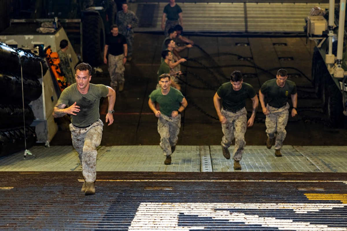 USNavyEurope's tweet image. Every rep the #Marines do brings a little extra sunshine to the ship ☀️ 💪 

Marines with BLT 1/8, 24th MEU SOC conduct #combat conditioning during a #MCMAP Instructor course aboard @USSWaspLHD1 while #underway

📸 Lance Cpl. John Allen

#OORAH #SemperFi