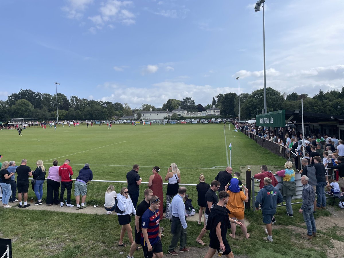 Today’s attendance is 813. 👏 

Thank you for your incredible support! 🙌

#RusthallFC 🟢⚪️