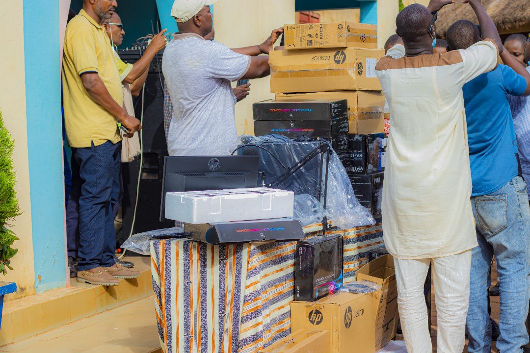 Nous avons été heureux d’accompagner le Projet Jeunes Officiel avec l’équipement des radios voix de jeunes de Bamako , Sikasso et Kayes. Les équipements sont constitués de : ÉMETTEUR, TABLE DE MIXAGE , ORDINATEUR, MICRO , AMPLIFIE, et DICTAPHONE.