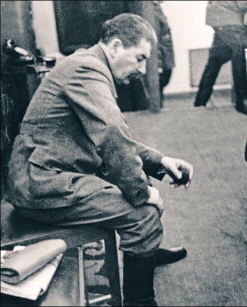 4fABkkc5xTv2aek's tweet image. 🔴Αυτά που μας κρύβουν: τον Ιούλιο του 1941 ο Στάλιν έδινε την Ουκρανία, τις Βαλτικές χώρες και άλλα σοβιετικά εδάφη στον Χίτλερ, για την σύναψη χωριστής ειρήνης‼️
🔴Ως γνωστόν, κάποια έγγραφα από τα σοβιετικά αρχεία αποχαρακτηρίστηκαν μετά την κατάρρευση της ΕΣΣΔ. Τα περισσότερα…