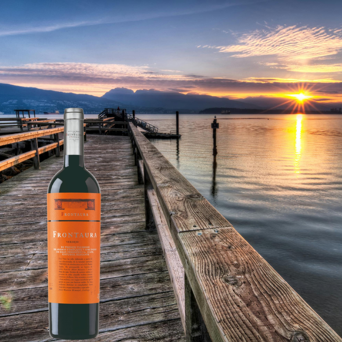 Disfruta de los últimos atardeceres del verano compartiendo una botella de Frontaura &amp; Victoria Verdejo con buena compañía.
#bodegasnexusfrontaura #verdejo #verano #dorueda