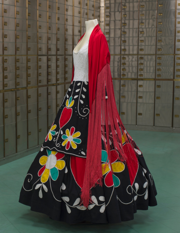 BeaMothy's tweet photo. here's my concept design and some references   for my  Portugal miku my main inspiration was fado  the flowers she has are Cravos because of 25 de abril  also yes the little oval hairclips are olives https://t.co/h6DxiOkSiI