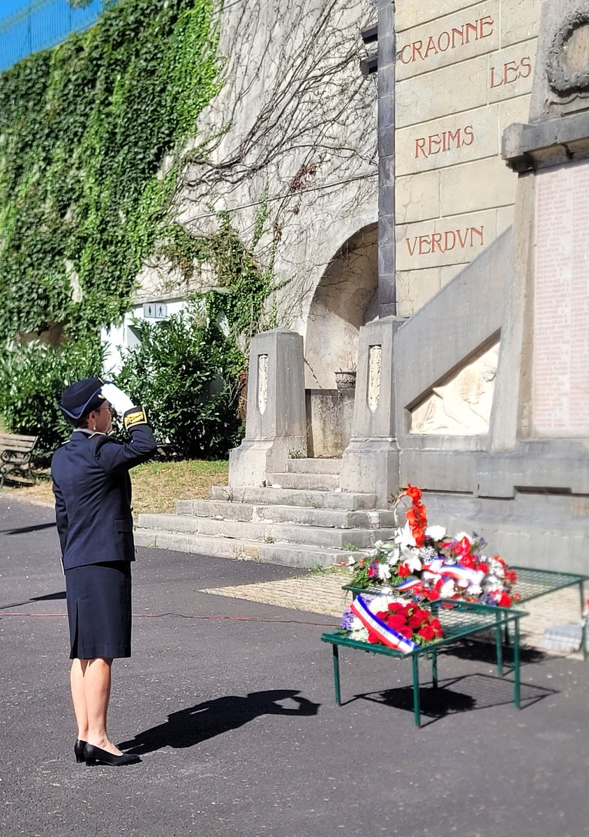 Prefet63's tweet photo. #Arrivée | Arrondissement de Thiers 

Mme Stéphanie DEJAMMET-DUCHET, nouvelle sous-préfète de Thiers, a pris ses fonctions ce lundi 26 août 2024. 

➡️Dépôt de gerbe ce matin aux monuments aux Morts, square de Verdun, à @villedethiers 
➡️Signature du procès-verbal de son installation aux côtés du préfet. 

Bienvenue à elle.