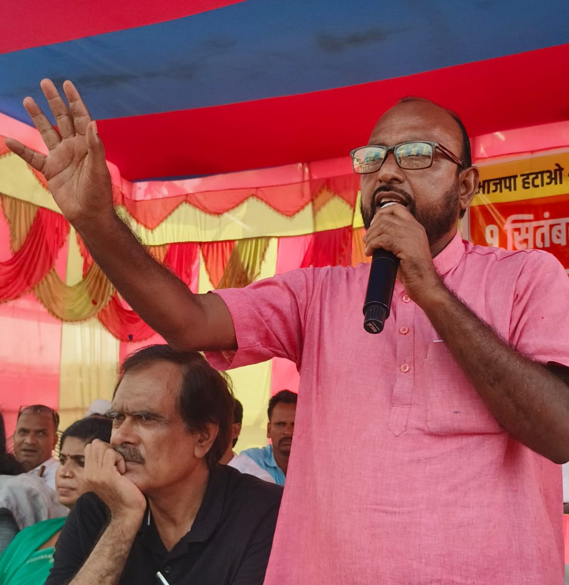 SANJAYDAS1432's tweet photo. भाकपा माले का राजधनवार विधानसभा स्तरीय बैठक़ सम्पन्न l इसबार निक्कमा विधायक को धनवार से खदेडेगी यहां की जनता l ये जनसैलाब बता रहा है 2014 का इतिहास 2024 में दोहराएगी यहाँ की जनता l @vinodbagodar @HemantSorenJMM @manoj_cpiml @cpimlliberation @Dipankar_cpiml https://t.co/jCOcvjB8rO