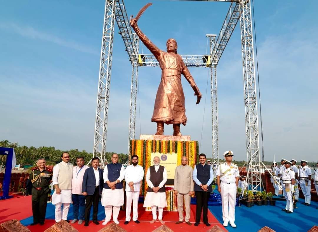indraswords77's tweet photo. It is agonising to see such a dishonour of  Chhatrapati Shivaji Maharaj and sentiments of millions of his followers. It raises the serious questions about motives of the people involved in this project. It's for us to think. We demand accountability! Culprits must be punished! https://t.co/D2fNeqBQRg