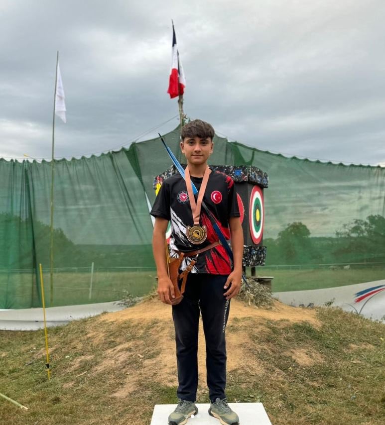 Dörtyol Bahçeşehir Koleji olarak öğrencimiz Arda Erhan’ı büyük bir gururla tebrik ediyoruz! 🎯🏆 Fransa'da düzenlenen Avrupa Çocuklar Atlı Okçuluk Şampiyonası'nda altın madalya kazanan ve Avrupa üçüncüsü olan Arda’ya başarılarının devamını diliyoruz!#Gururumuz #BahçeşehirKoleji