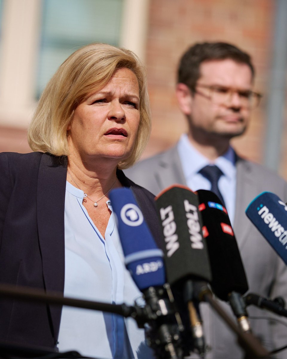 Im Gemeinsamen Terrorismusabwehrzentrum #GTAZ in Berlin informierten sich Bundesinnenministerin <a href="/NancyFaeser/">Nancy Faeser</a> und Bundesjustizminister <a href="/MarcoBuschmann/">Marco Buschmann</a> über die aktuelle Lageentwicklung nach dem Anschlag in #Solingen und die Zusammenarbeit der Sicherheitsbehörden. @bmj_bund