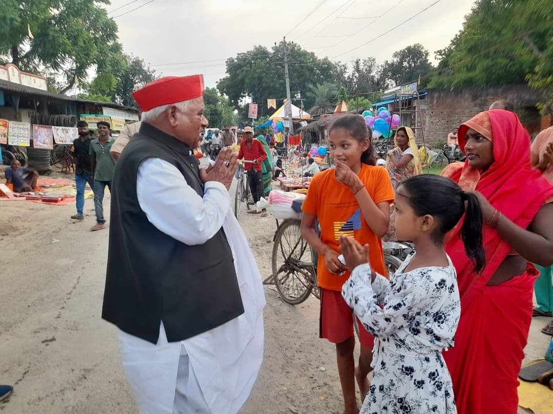 mediacellsp's tweet image. अयोध्या के सेवक ,अयोध्या के सांसद श्री अवधेश प्रसाद जी अयोध्या की जनता के बीच में👇

गांव गरीब गुरबा दलित पिछड़ा अल्पसंख्यक के साथ उसके बीच में रहकर उसकी समस्याओं को सुनना ,निदान करना और सदन में आवाज उठाना और समस्याओं का निदान कराना ही सच्चे जनसेवक का कर्तव्य होता है जो अवधेश…