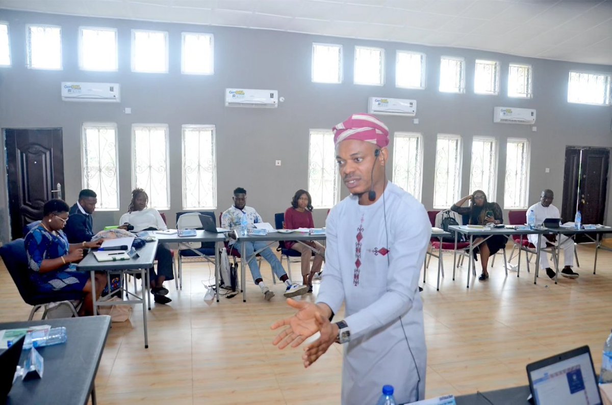 AHEAD_nigeria's tweet photo. The first session of Day 1, led by @jpakinduro, highlighted the dangers of single narratives in SRHR. Fellows learned strategies to craft impactful stories and leverage data to enhance their advocacy. #C4SPAACohort3 #SRHR #AHEAD https://t.co/5yzvtxuw1x