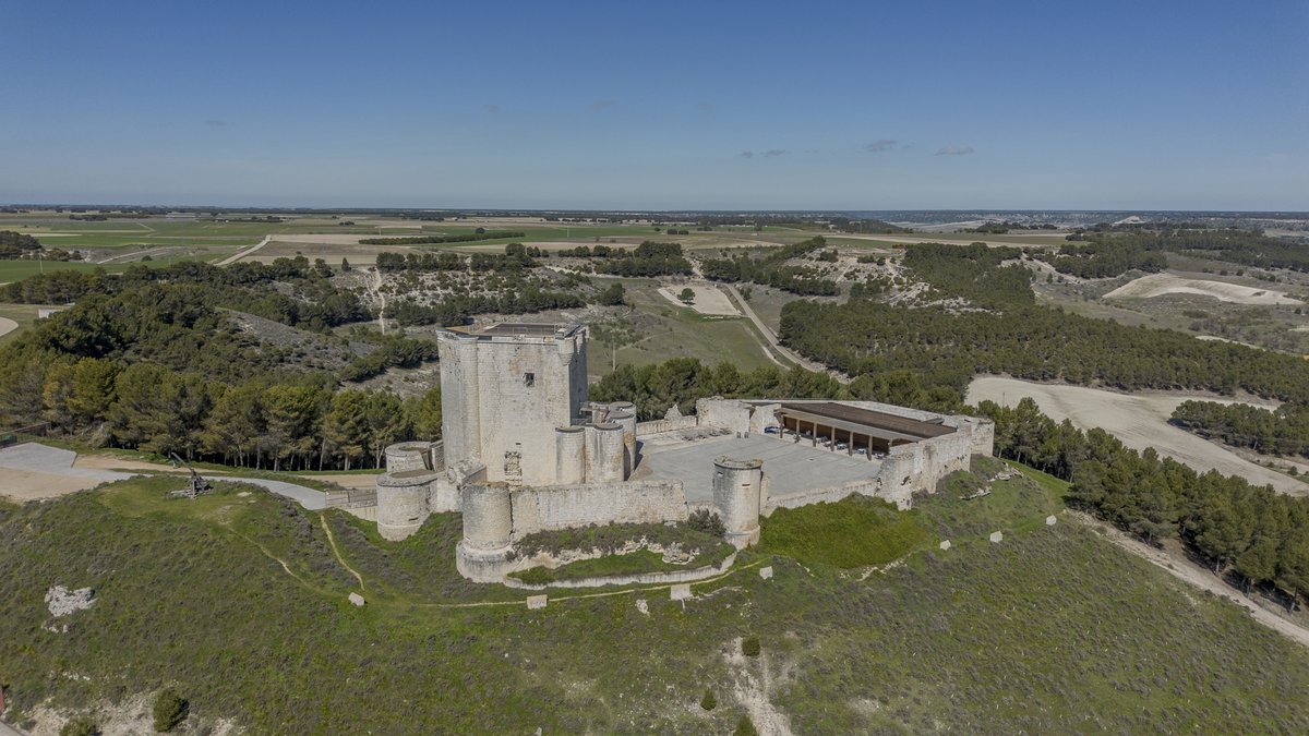 Pudrideras, prisiones de estado o simplemente ostentación

🏰"El porqué de cada fortaleza explica cómo era la sociedad de la época y lo que pasaba puertas para dentro"

📕'Castillos de Valladolid' (Aruz ed.)

👇
🔴DIRECTO rtve.es/audio
▶️PODCAST rtve.es/radio/por-tres…