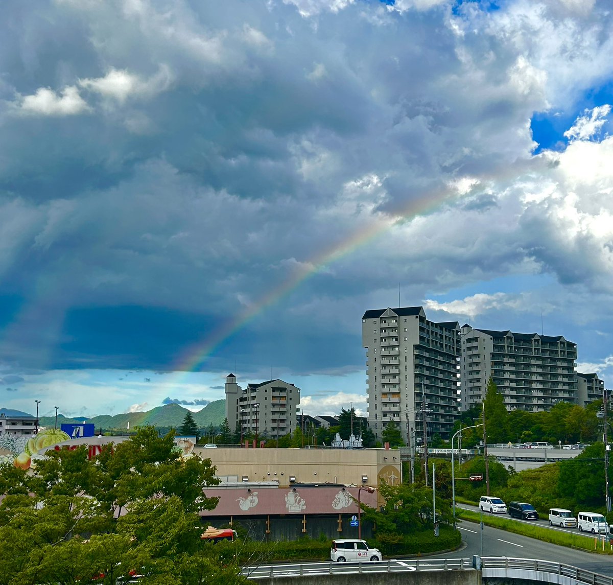 OliveFeel's tweet photo. 新しくリニューアルしたお店の
完成の日
やっぱり虹🌈が出た
いい事ありそう👍
#三田市美容室 #三田市ストレート #三田市髪質改善 #三田市駅近美容室 https://t.co/M9zrUCPjQg
