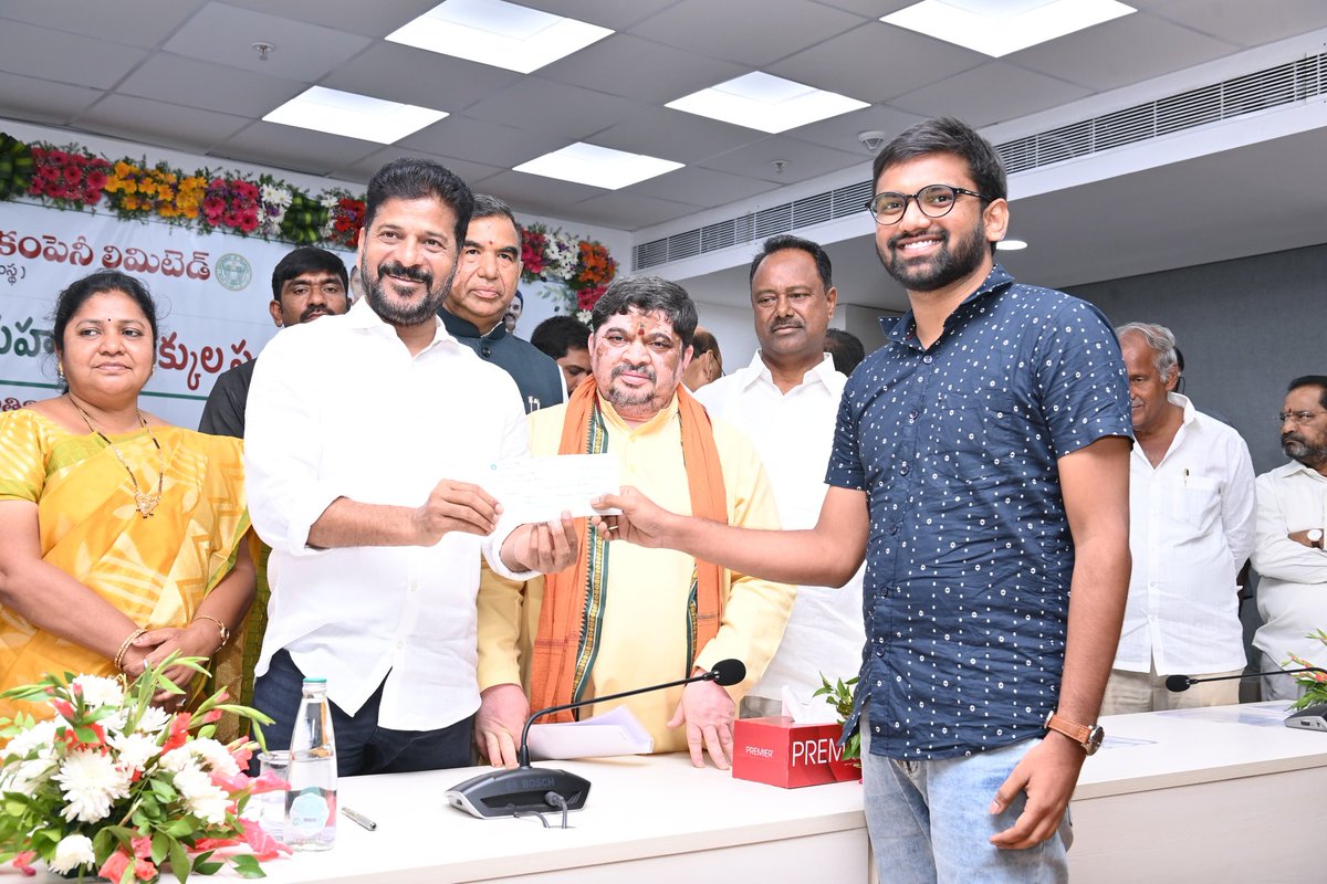 MLAGSRBHPL108's tweet photo. రాష్ట్ర సచివాలయంలో సింగరేణి కాలరీస్ కంపెనీ లిమిటెడ్ వారి ఆధ్వర్యంలో రాజీవ్ గాంధీ సివిల్స్ అభయహస్తం పేరిట UPSC ప్రిలిమ్స్ లో ఉత్తీర్ణత సాధించి మెయిన్స్ కు సన్నద్ధమవుతున్న మొత్తం 135 మంది అభ్యర్థులకు ఒక్కొక్కరికి రూ.1 లక్ష ఆర్ధిక సాయాన్ని  సీఎం రేవంత్ రెడ్డి గారు హాజరై అందజేశారు. https://t.co/D6rNia3fh3
