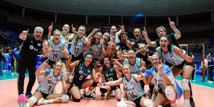deporfe's tweet photo. #Voley
@Voley_FeVA 

Con @vickymayer04 y Balagué, Las Panteras son bicampeonas de la Copa Panamericana

https://t.co/PJg8oZGXQW https://t.co/XIwKxb6Pyw