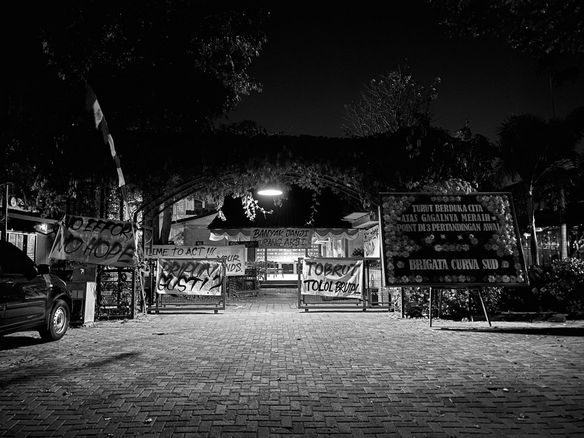 Bertahun menjalani, kalian datang dan pergi, berjalan membawa logo dan nama ini dengan hati, bukan sebatas menerima gaji, apa perlu kami ajarkan tentang cinta dan dedikasi?

Terakhir atau bukan, kalianlah yang akan menentukan! 😉 <a href="/PSSleman/">PSS</a>