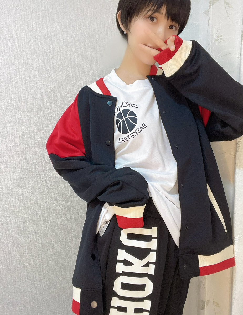 昨日衝動買いした湘北のジャージ🏀
着てみたよ〜
似合ってる？

#SLAMDUNK 
#スラムダンク https://t.co/Sea8sg6krW