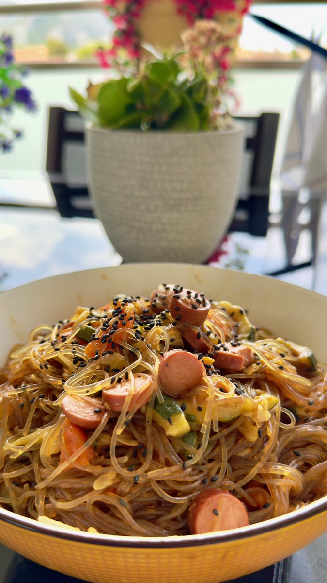 lacuisine2laura's tweet photo. Nouilles sautés aux légumes et saucisses de volaille 💪❤️ j’adore ça et vous ? #repasdelaflemme #repassimple #vermicelles #LaCuisineDeLaura #asianfoodlover https://t.co/Y41f2plZsm