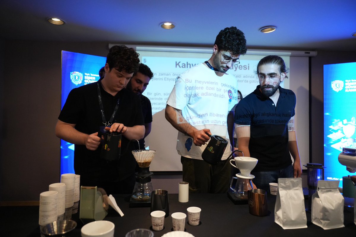 Türk Telekom yöneticileri Kahvemin Tadı’nın kahve workshopuna katıldı. Türkiye’nin ilk ve en büyük operatör ağına sahip Türk Telekom Prime şirketinin yöneticileri, kahve alanında uzmanlaşmak için Kahvemin Tadı aracılığıyla Yunus Çakmak tarafından verilen eğitimleri tercih etti.