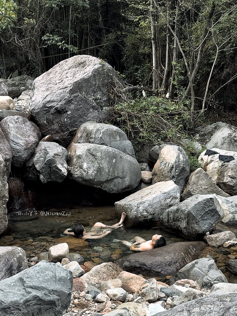 今天去朔溪玩水 从上游裸完下来快到人多的地方了，听到有打闹声，其中一个看到我之后说“我艹上面还有人怎么办”
走进一看是俩小哥在裸泡 
“兄弟 你们也喜欢这样享受啊” “你也是吗”
于是我就加入了他们…😎
聊了后还发现是消防员小哥
#野裸 #玩水 #朔溪
