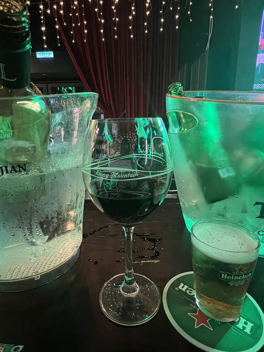 一杯啤酒🍺一杯红酒🍷，过后不懂会有什么样的感觉勒~