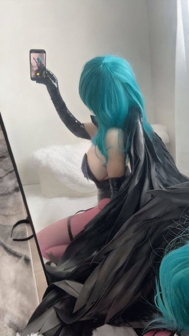 1 pic. ?morrigan cosplay tease and setup update <3 ! the lighting is so dreamyyyy https://t.co/ULgWr