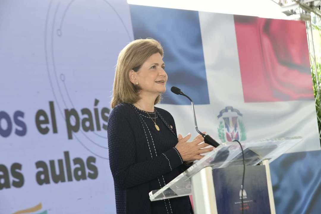 Acompañamos a nuestra vicepresidenta de la República, Raquel Peña y a varios funcionarios, en el inicio del nuevo período escolar, junto a los estudiantes y maestros del centro educativo, Hermanos Díaz Moreno, en Gurabo.

¡Que este año escolar sea de grandes logros! 👩‍🏫🙋