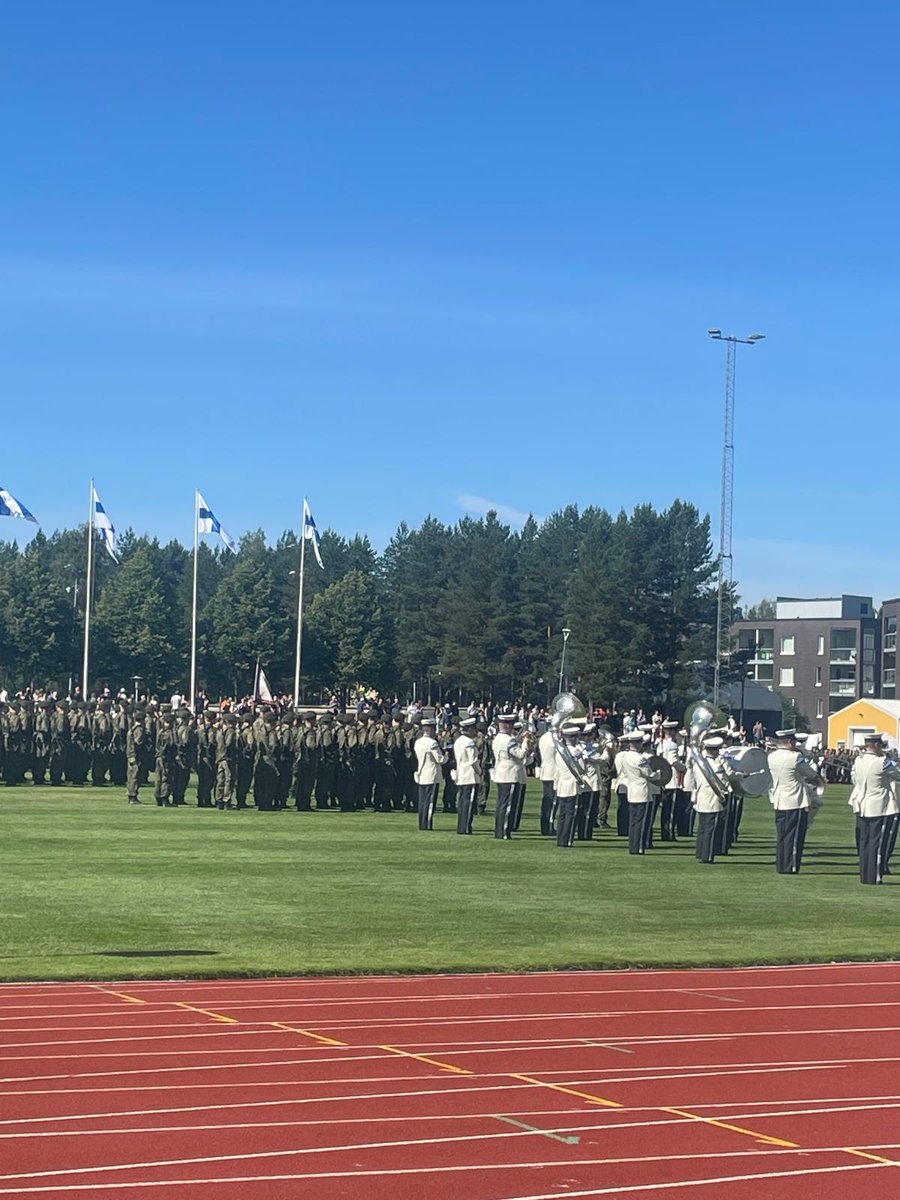 Varusmiespalvelus jatkuu kovaa ajoa. Kaartin jääkärirykmentin sotilasvala vedettiin "pienessä" kuumeessa, mutta kyllä täällä pärjätään! Viiden viikon päästä meikäläisellä alkaa AUK.
🇫🇮