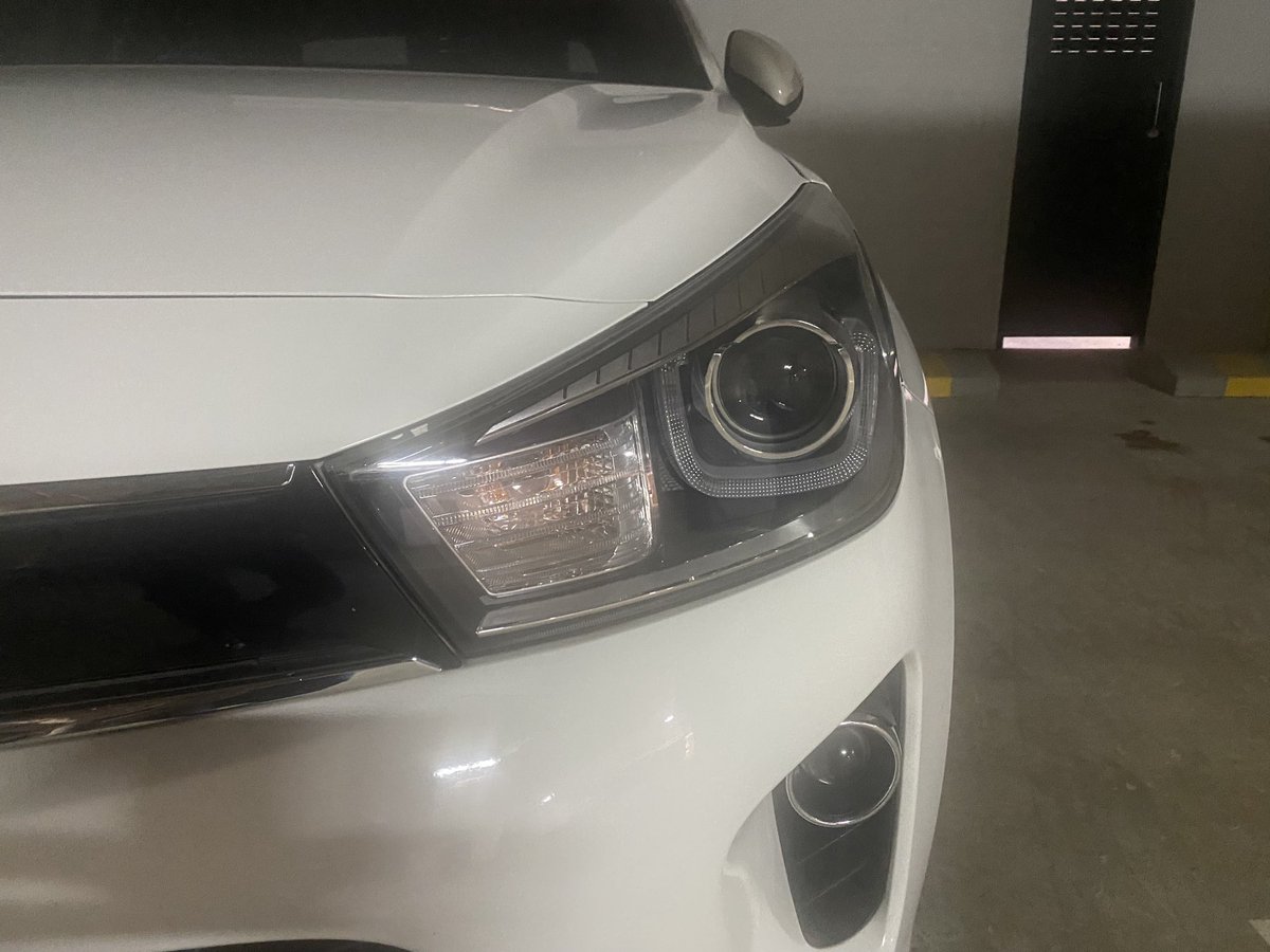 Tamayogo's tweet photo. Y así es como @KiaColombia y @Distrikia  estafan a los compradores:
Compré un kia Río all new Zenith, según las especificaciones los faros delanteros están equipados con luces Led, y en apariencia parece que si, cómo se ve en la foto. https://t.co/9X2laNyGA1