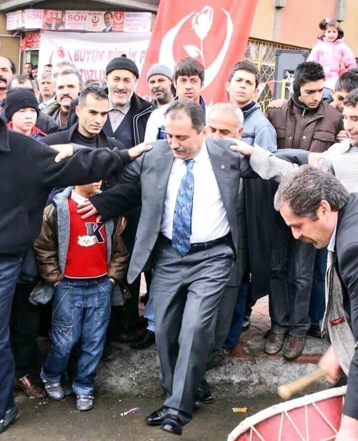 Sen gittikten sonra yüreğini yitirmiş Bu çağı sevemedik...
Çünkü sen dostuna merhem kendine yaraydın...BAŞKANIM