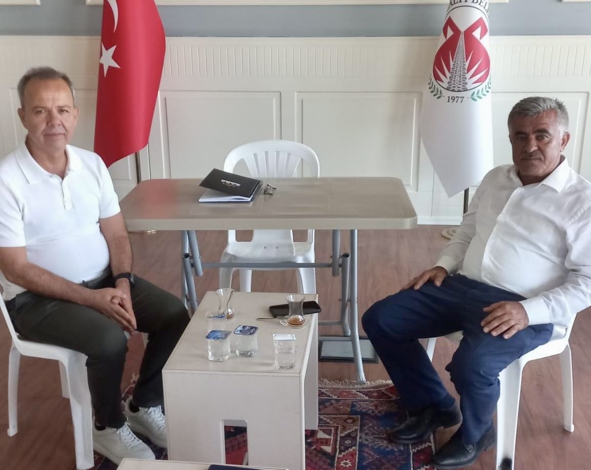 Döşemealtı’nda manidar destek!
CHP’li Döşemealtı Belediye Başkanı Menderes Dal’ın makam odası eşyalarının haczedilmesinden sonra MHP İlçe Başkanı Kadir Gürcan’dan destek ziyareti herkesi şaşırttı. Bu ziyaretin Cumhur İttifakı tarafından nasıl karşılanacağı merak konusu oldu…