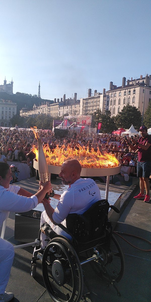 NublatFaure's tweet image. 🔥 #Lyon au rdv avec une fierté et une joie incandescentes pour accueillir la #flamme paralympique ! 
🔥 Signe qu&apos;on brûle du même amour du sport, immense merci à toutes les personnes mobilisées au côté des relayeurs et relayeuses ❤️💙
#showaucoeur