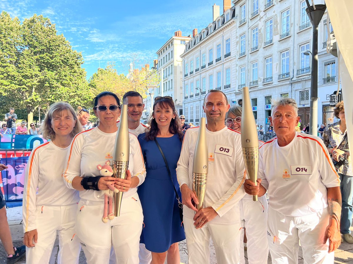 NublatFaure's tweet image. 🔥 #Lyon au rdv avec une fierté et une joie incandescentes pour accueillir la #flamme paralympique ! 
🔥 Signe qu&apos;on brûle du même amour du sport, immense merci à toutes les personnes mobilisées au côté des relayeurs et relayeuses ❤️💙
#showaucoeur
