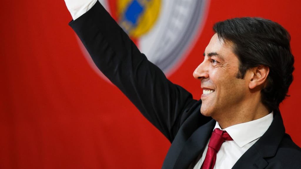oglorioso_slb's tweet photo. Saiu o novo hit do verão:

“A partir de hoje vendo dois, três ou quatro
Eu vendo ao desbarato, eu vendo ao desbarato
Pouco me importa se o jogador tem contrato
Escondo-me tipo um rato, escondo-me tipo um rato”

Rui Costa ft. Nuno Costa - Gerir um clube https://t.co/g5sb8M0kb9
