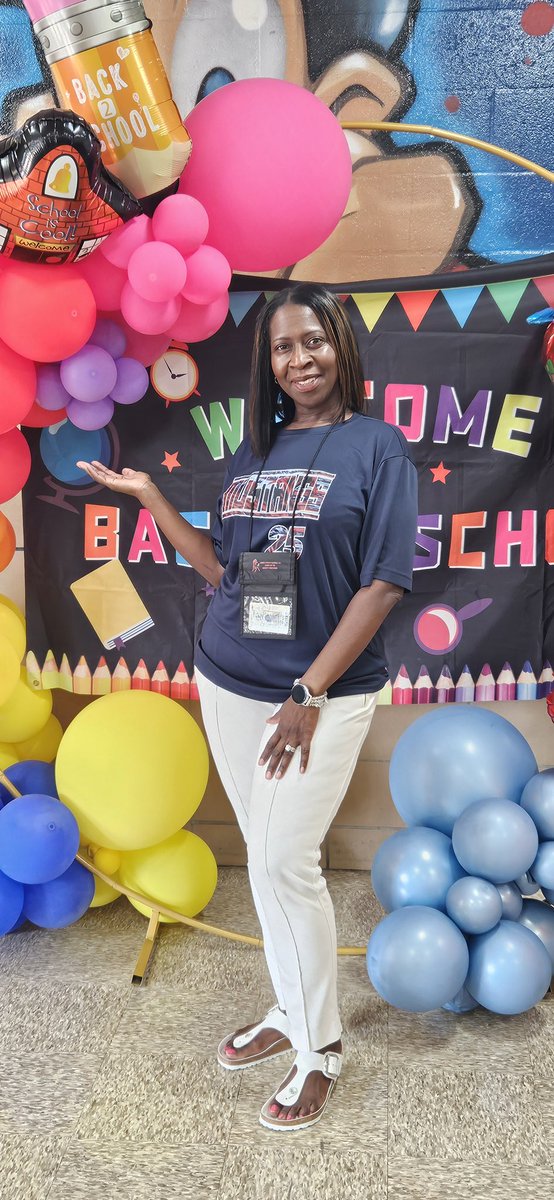 OODpgcps's tweet photo. ✍🏾our favorite Resident Teacher Expert, @DrLaChonWinston supported @GlassmanorES &amp; @JamesRyderRand1 @mrsjessicagrant for the first day of school! @pgcps @CoachKHolden14 @DrMYWilson #PGCPSProud https://t.co/znVQ4EaeeU