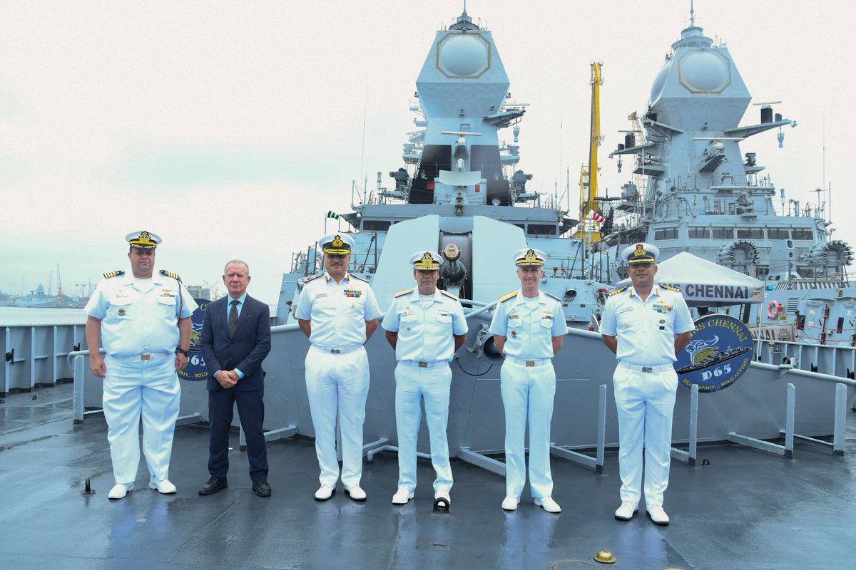 beto_caiafa's tweet photo. CAIAFAMASTER BLOG: A delegação brasileira visitou um navio de guerra da Marinha da Índia, o destroyer #INSChennai, depois um submarino diesel elétrico, o #INSVela, e por fim um moderno estaleiro e sua enorme doca seca capaz de receber um porta-aviões. https://t.co/ZgLfku5MLy https://t.co/ICZEz2BnpL