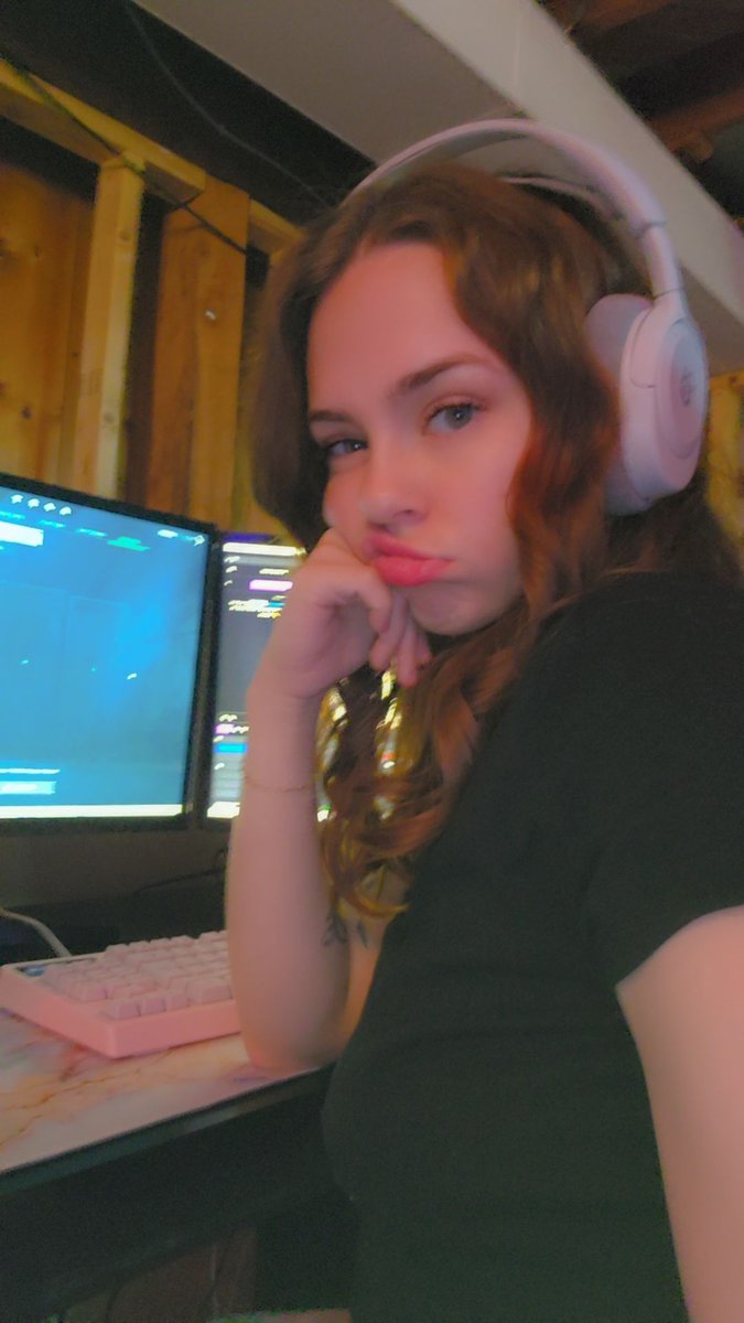 LIVE NOW on purple app playing valo!! it's been SO long since I played this ❤️‍🩹
twitch.tv/JolieAnn_