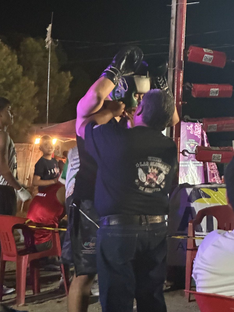 UTnortecoahuila's tweet photo. Felicitamos a nuestro alumno Esteban Gerardo Pérez García quien se coronó Campeón del 2do. Torneo Regional de Box “Gloria Shibuyita Díaz”, tras dedicar largas horas de trabajo en una ardua preparación física y mental junto a su mentor Juan Javier “Shibuya” Tavarez Díaz. 🥊🥊 🥇 https://t.co/fBRZQ0u4tR