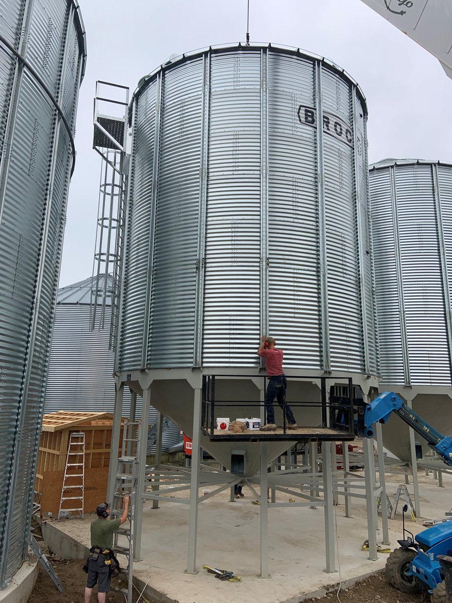 ValleyAgroServ's tweet photo. Working on another hopper top bin👷♂️🚧🏗️
#valleyagroservices #brockgrainbins #brockdealer #grainsystems #meridianbins #meridianmanufacturing #bindealer #farming #grainbins #rileyequipment #lemarindustries #schalgel #crane #concrete #graindryers #neco https://t.co/pAf64fB01D