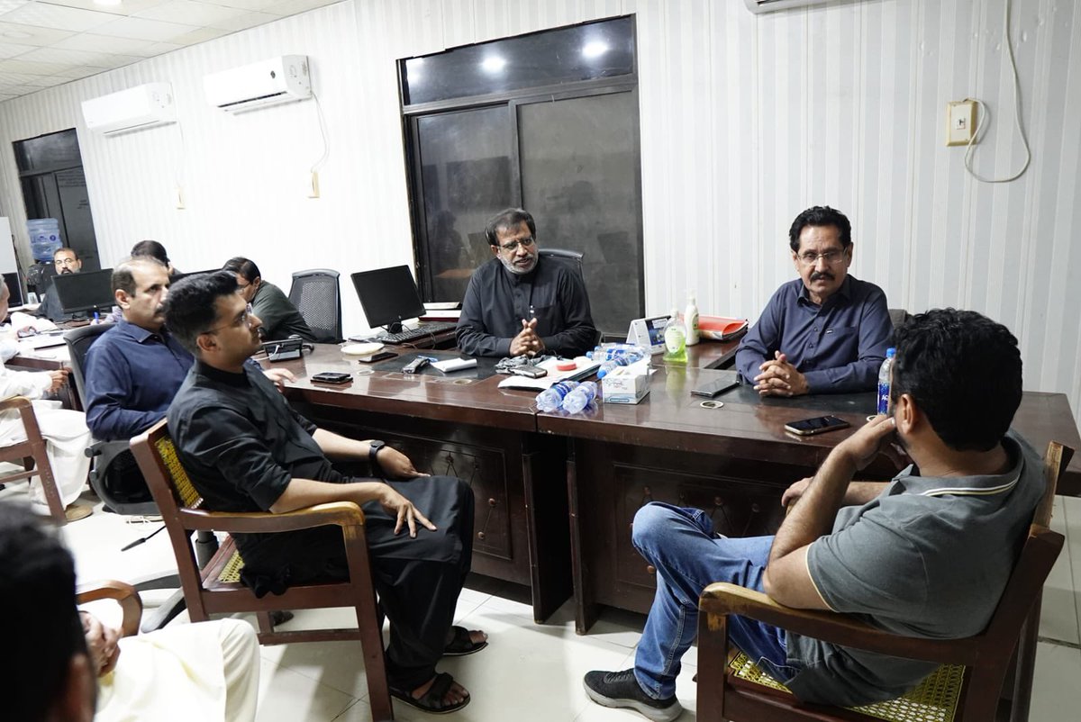 KashifShoroPPP's tweet photo. To enable restoration of electric power feeders at pumping stations, visited Alamdar Chowk Grid Station along with DC Hyderabad and MC HMC and met with Roshan Otho CEO HESCO Hyderabad. https://t.co/k6ke5htZB1