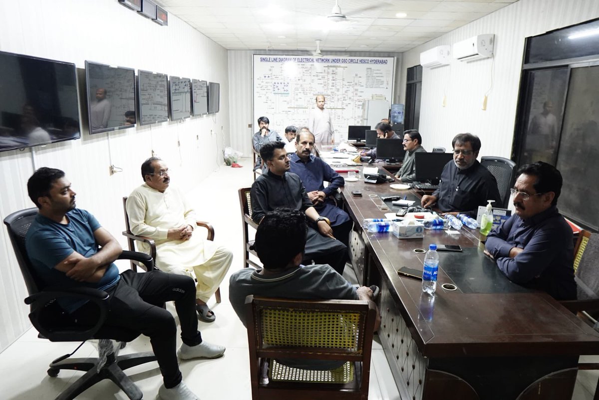 KashifShoroPPP's tweet photo. To enable restoration of electric power feeders at pumping stations, visited Alamdar Chowk Grid Station along with DC Hyderabad and MC HMC and met with Roshan Otho CEO HESCO Hyderabad. https://t.co/k6ke5htZB1